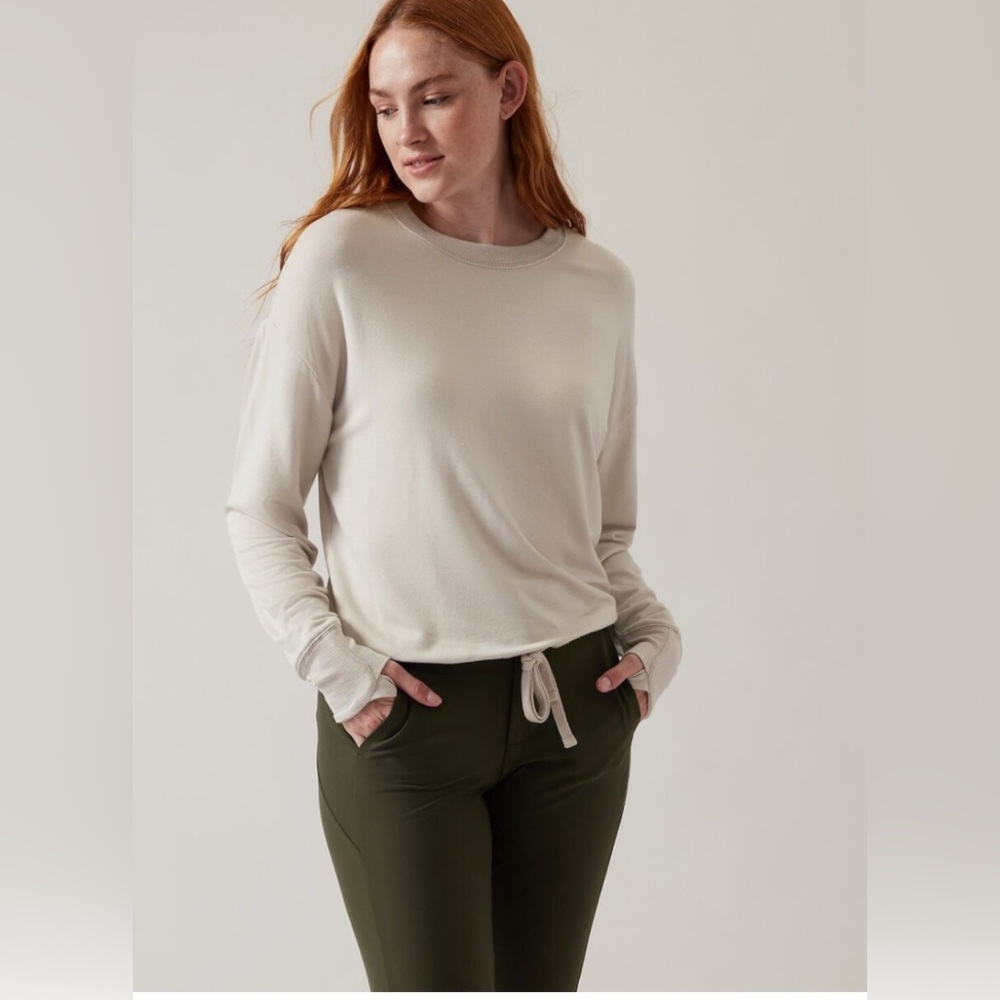 {Athleta}-Size:M-Beige Long Sleeve Top